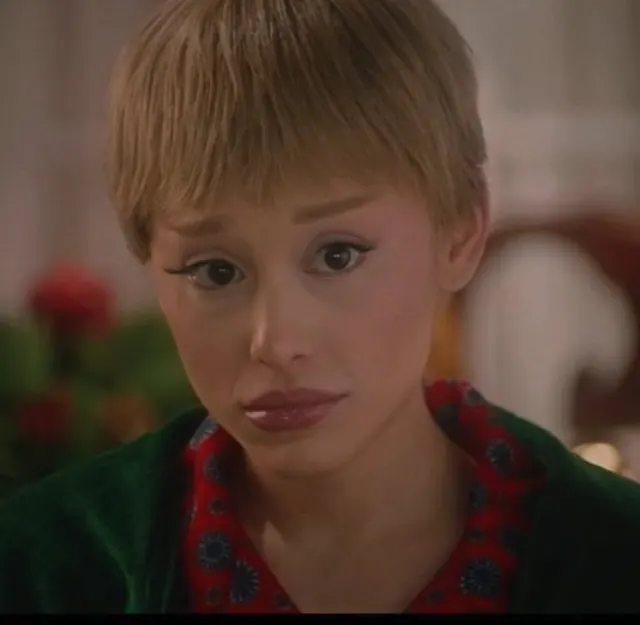 Ariana Grande As Kevin McCallister meme template