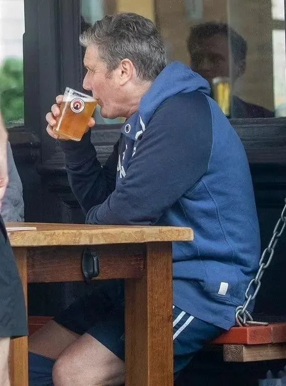 Keir Starmer drinking beer / resigns as prime minister meme template