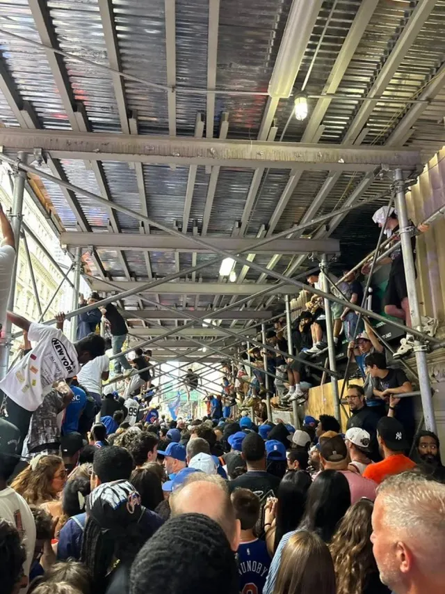 Knicks Parade Scaffolding Crowd meme template
